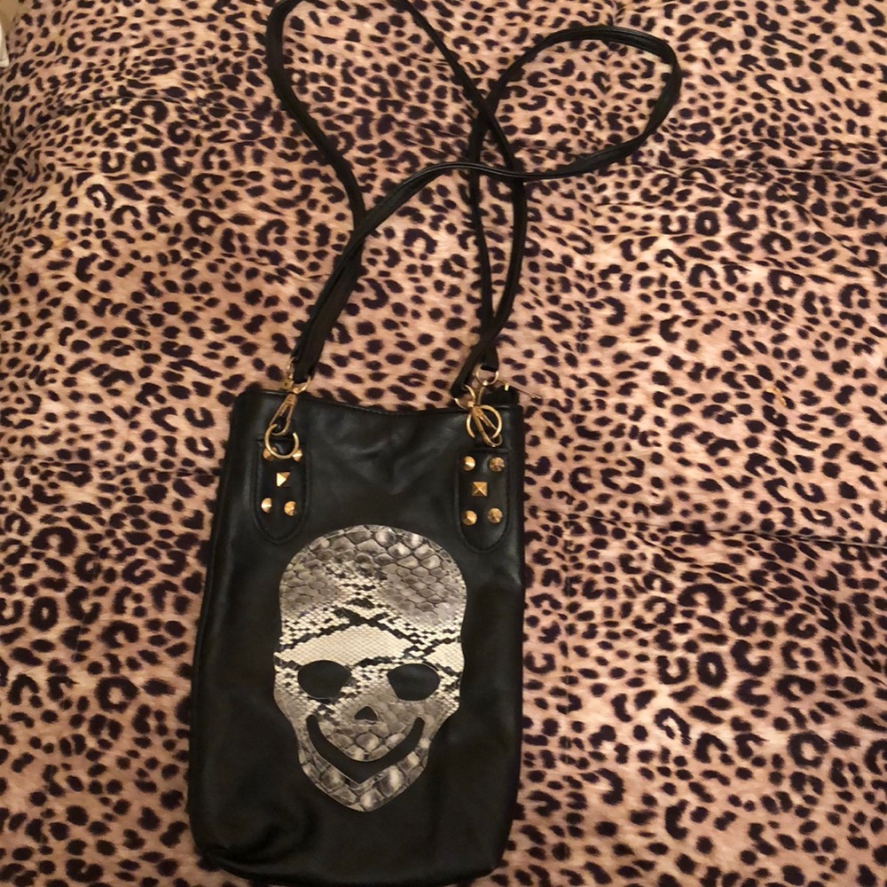 Woman’s skull shoulder bag